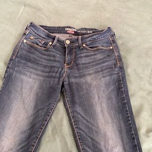 EUC Levi Denizen Modern slim jeans